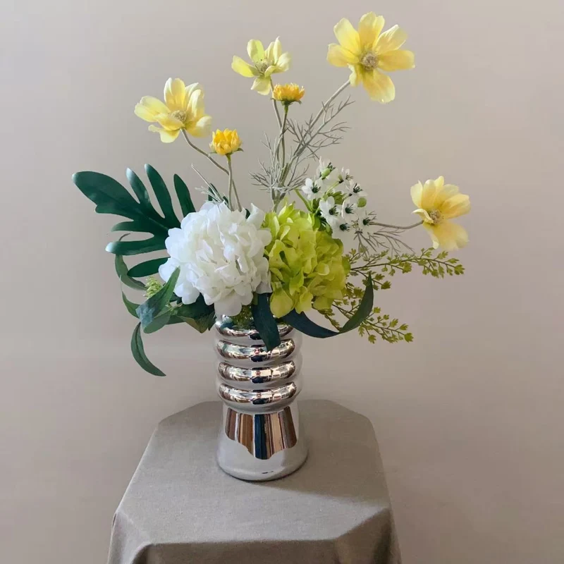 Elegante künstliche Blumenarrangement