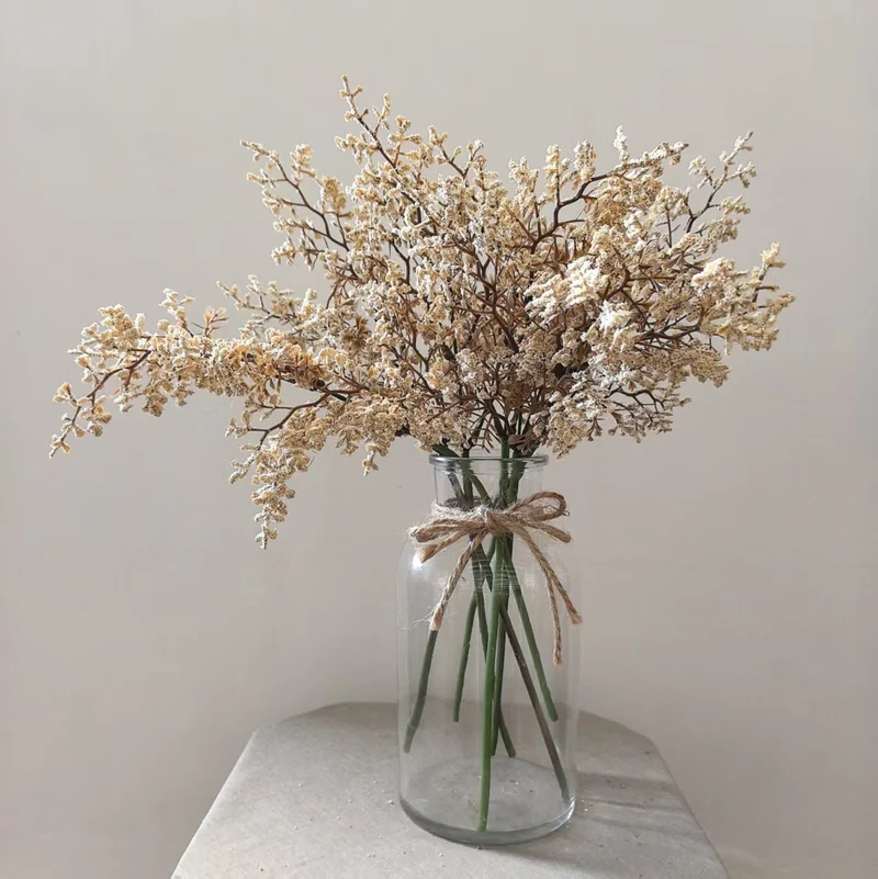Zarte getrocknete Blumenstielanordnung