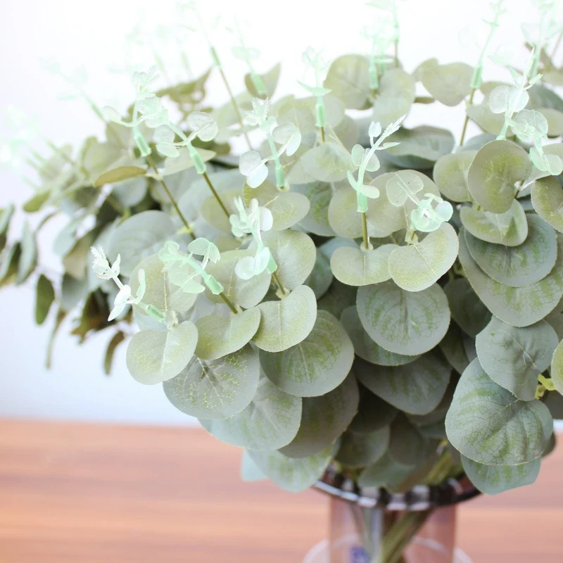 Dekorative Eukalyptus- und Blattarrangement
