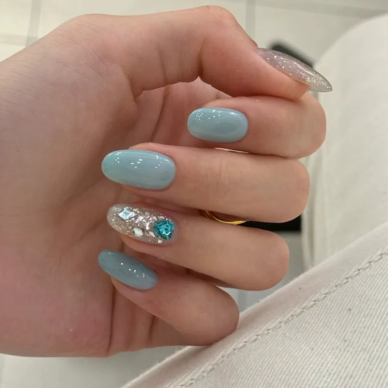 Premium Dekorativer Press-On Nagelset mit Glitzer und Steinakzenten Karnz