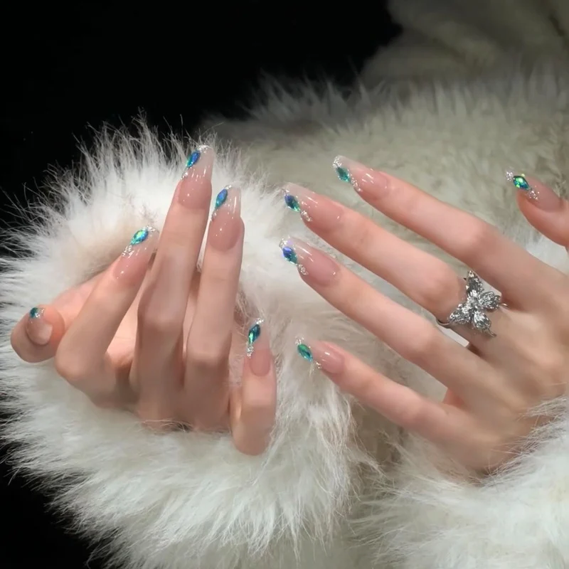Premium Dekorative Nagelkunst Tipps mit Edelsteinakzenten Karnz
