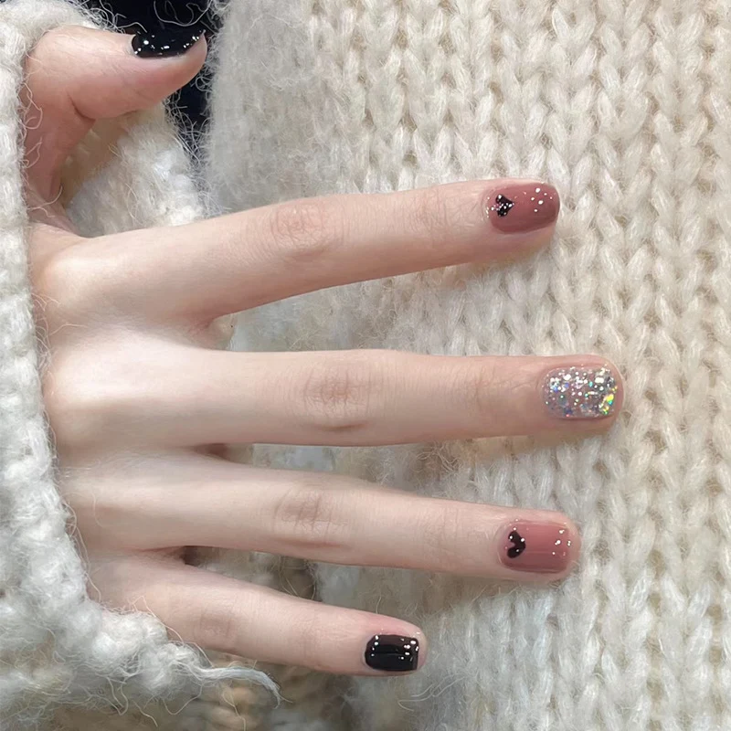 Glänzendes Nagelset Karnz