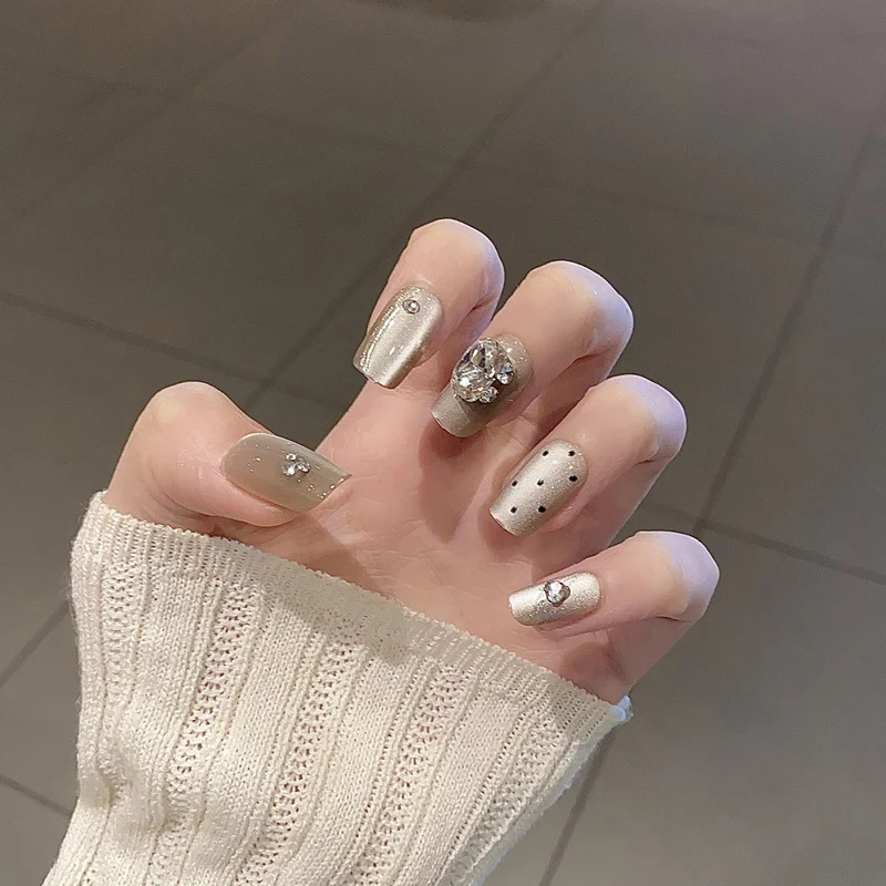 Glänzendes Nagelset Karnz