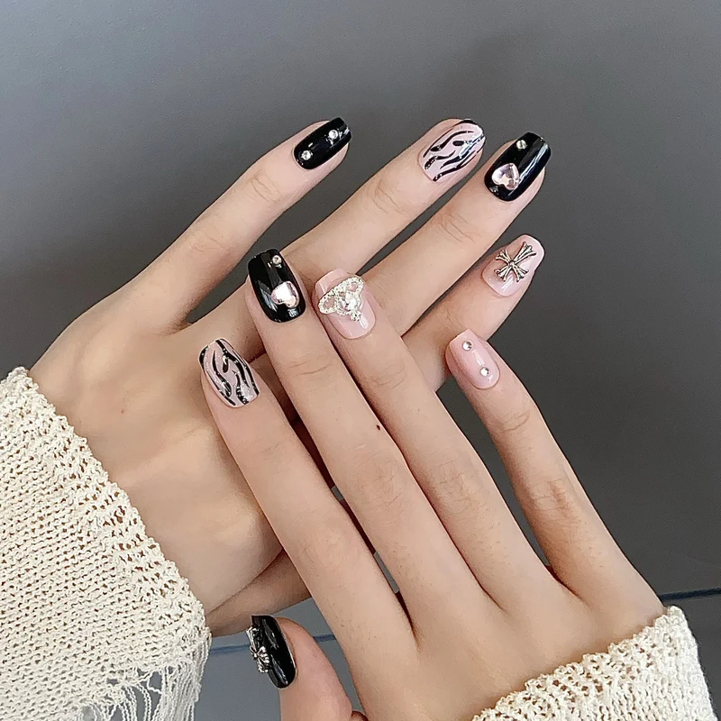 Glänzendes Nagelset Karnz