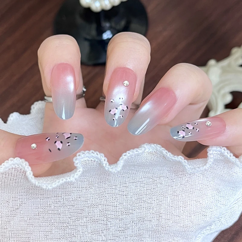 Glänzendes Nagelset Karnz