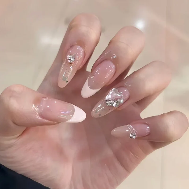 Glänzendes Nagelset Karnz