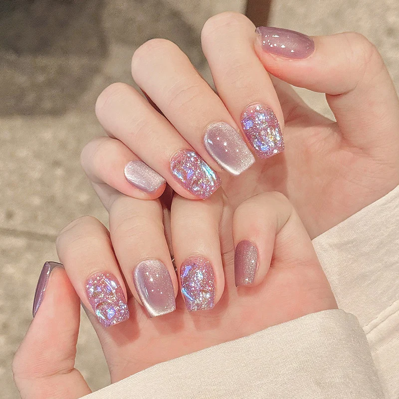 Glänzendes Nagelset Karnz