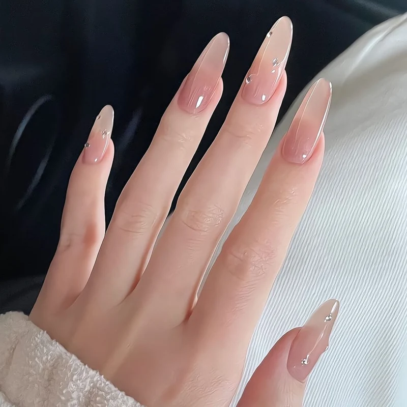 Glänzendes Nagelset Karnz