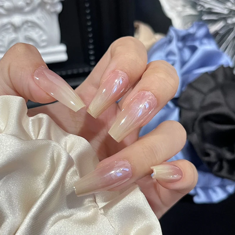 Glänzendes Nagelset Karnz