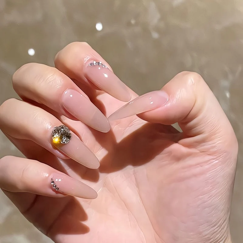 Glänzendes Nagelset Karnz