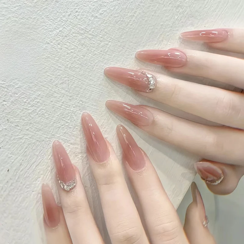 Glänzendes Nagelset Karnz