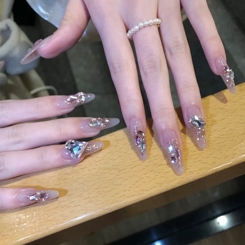 Glänzendes Nagelset Karnz