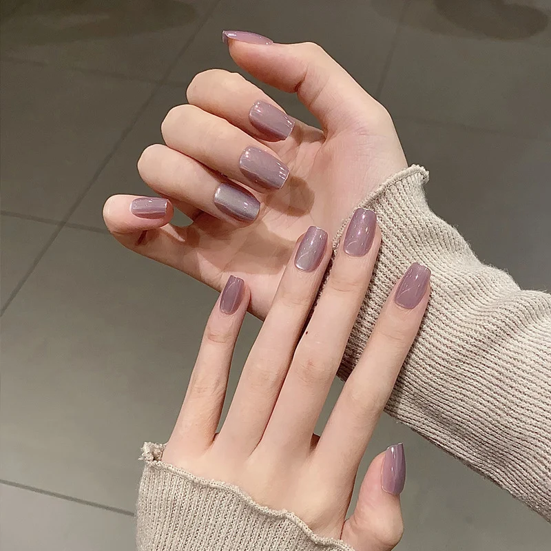 Glänzendes Nagelset Karnz