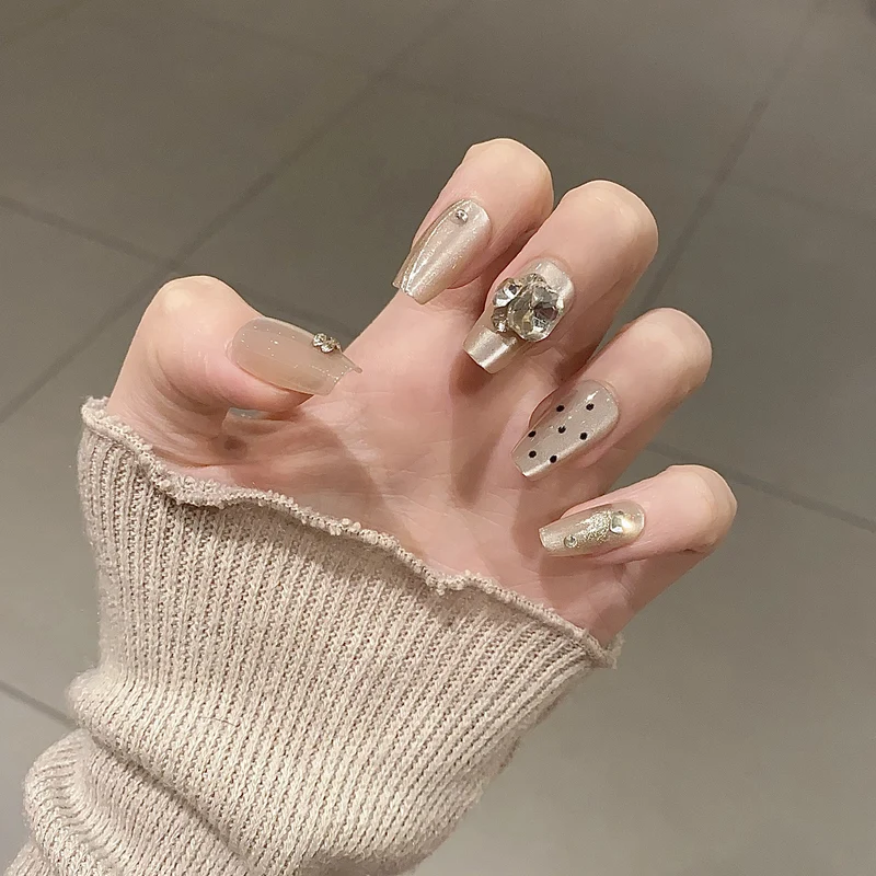 Glänzendes Nagelset Karnz