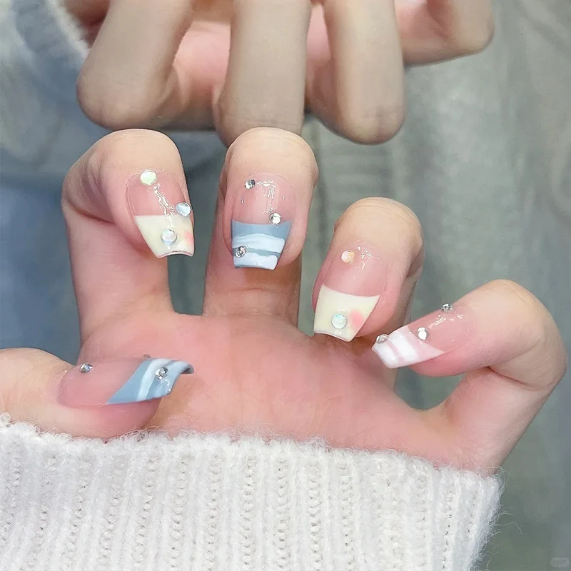 Glänzendes Nagelset Karnz