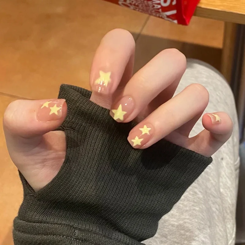 Glänzendes Nagelset Karnz