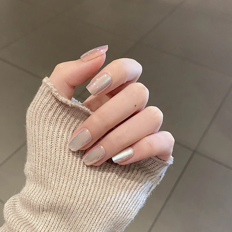 Glänzendes Nagelset Karnz