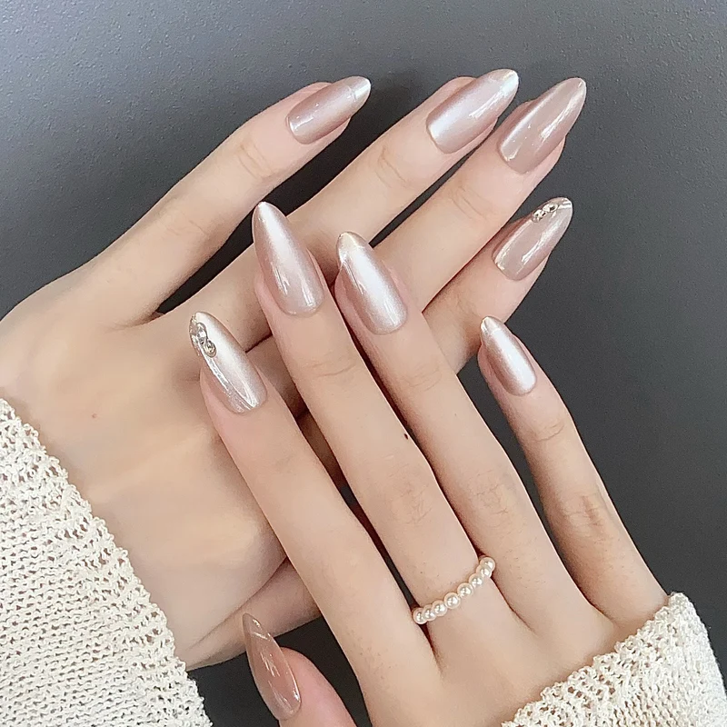 Glänzendes Nagelset Karnz