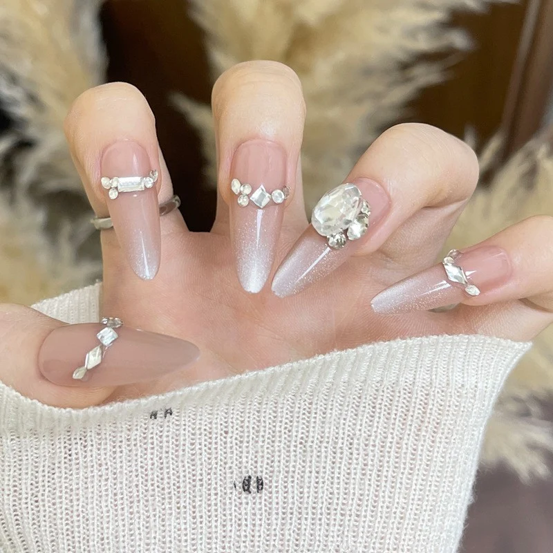Glänzendes Nagelset Karnz