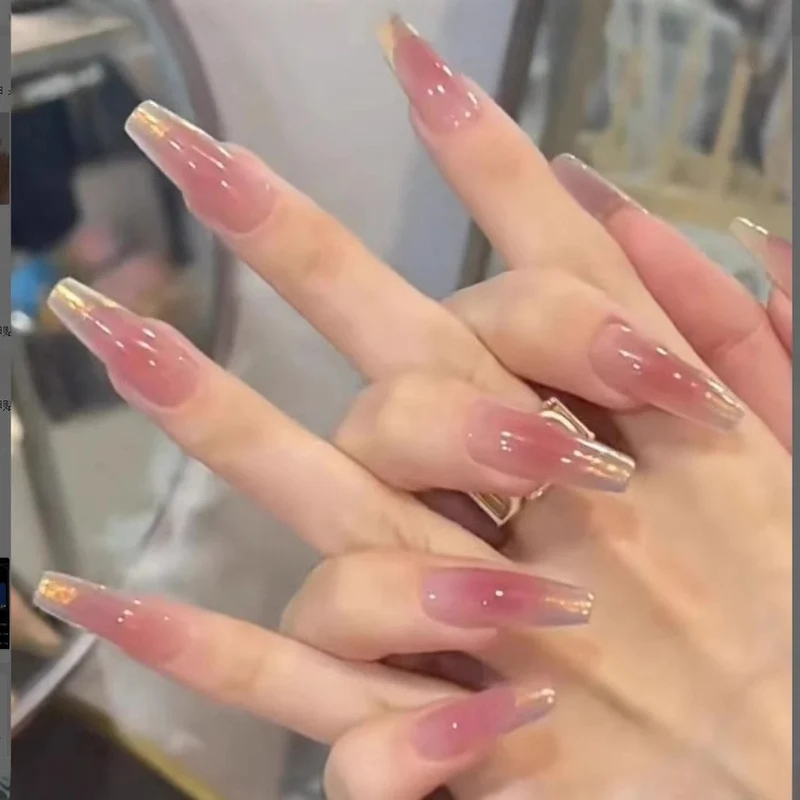Glänzendes Nagelset Karnz