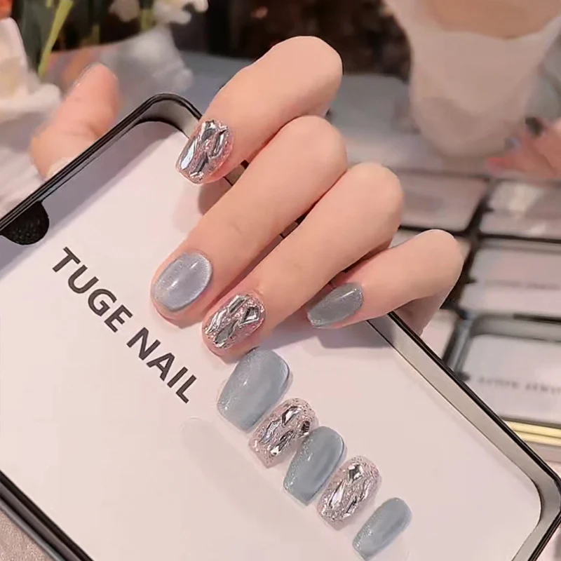Glänzendes Nagelset Karnz