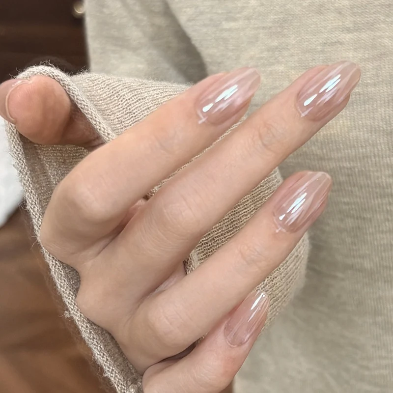 Glänzende Nagelkunst mit subtilen Streifen Karnz