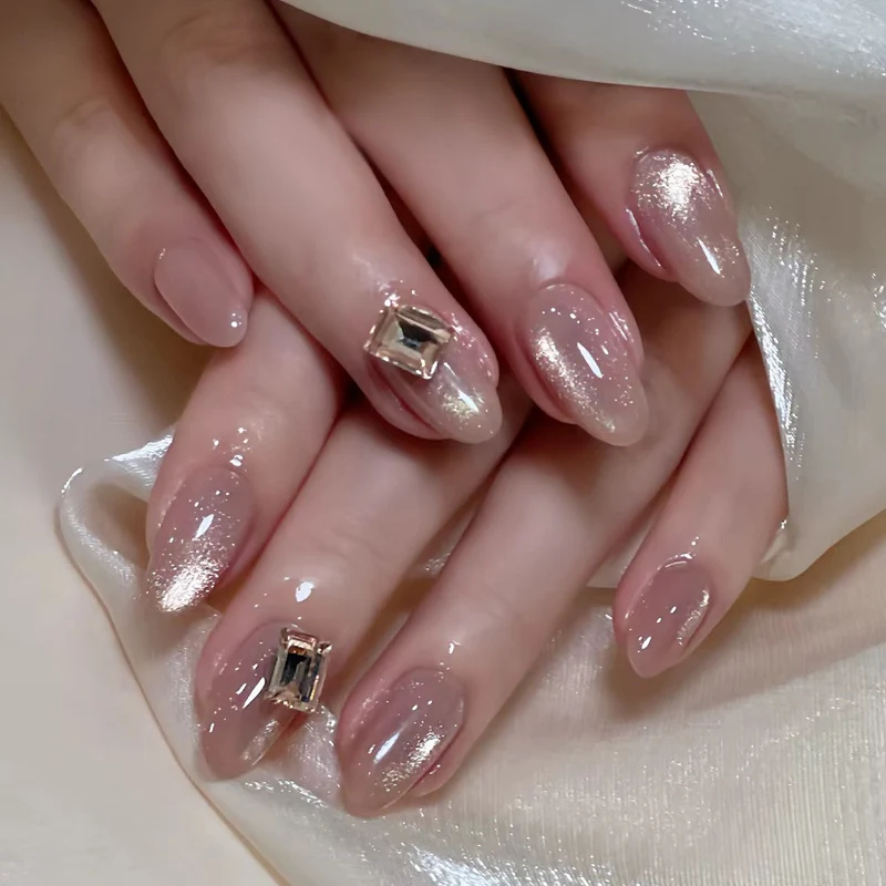 Glänzendes Nagelkunstset mit funkelnden Glitzerakzenten Karnz