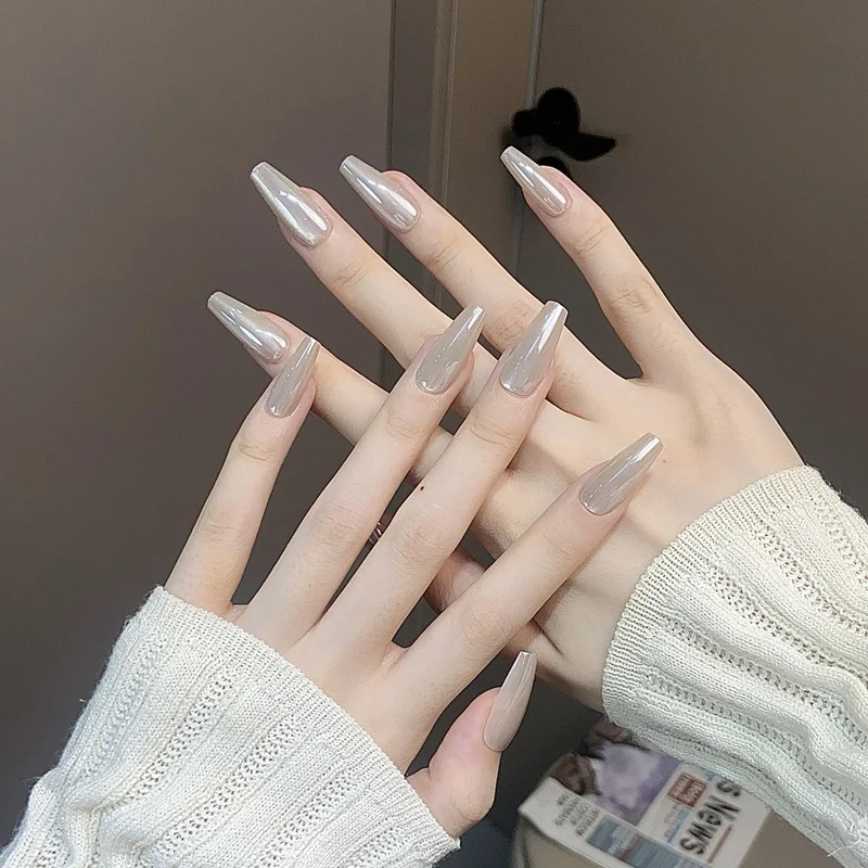 Glänzendes Nagelkunstset mit funkelnden Glitzerakzenten Karnz