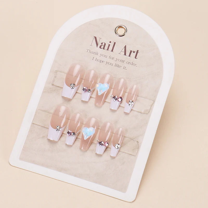 Glänzendes Nagelkunstset mit funkelnden Glitzerakzenten Karnz