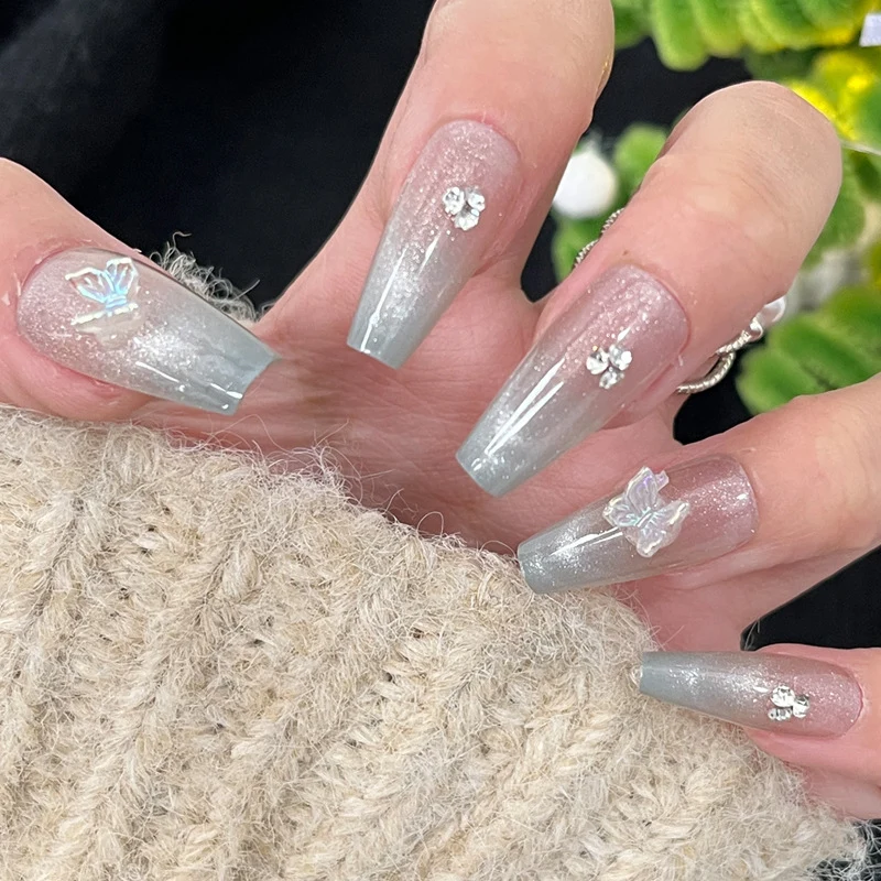 Glänzendes Nagelkunstset mit funkelnden Glitzerakzenten Karnz