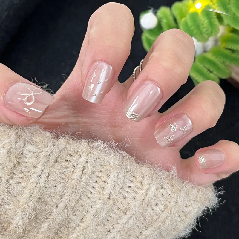 Glänzendes Nagelkunstset mit funkelnden Glitzerakzenten Karnz