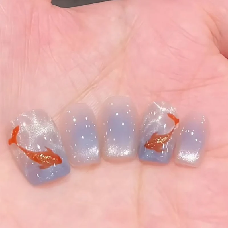 Glänzendes Nagelkunstset mit funkelnden Glitzerakzenten Karnz