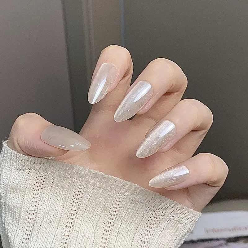 Glänzendes Nagelkunstset mit funkelnden Glitzerakzenten Karnz