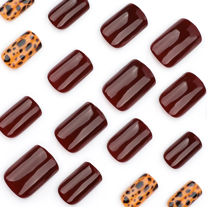 Kunstvolle Nagelkunst mit tierischem Leoparden-Design Karnz