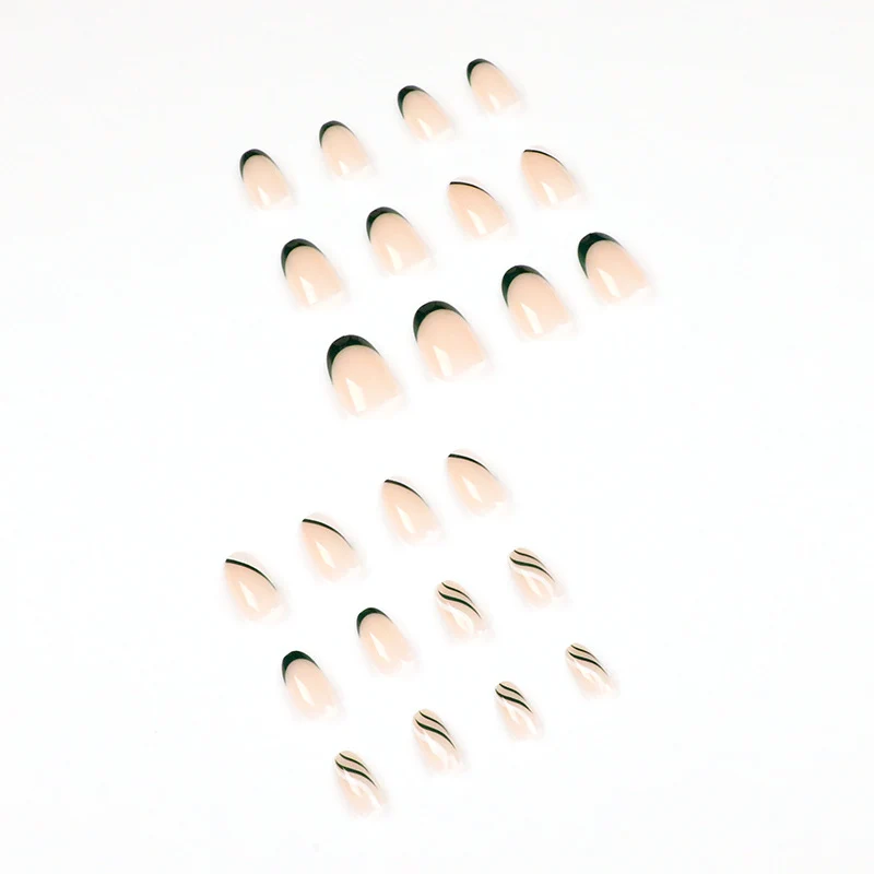 Kunstvolle Nagelkunst mit stylischen Spitzen Karnz