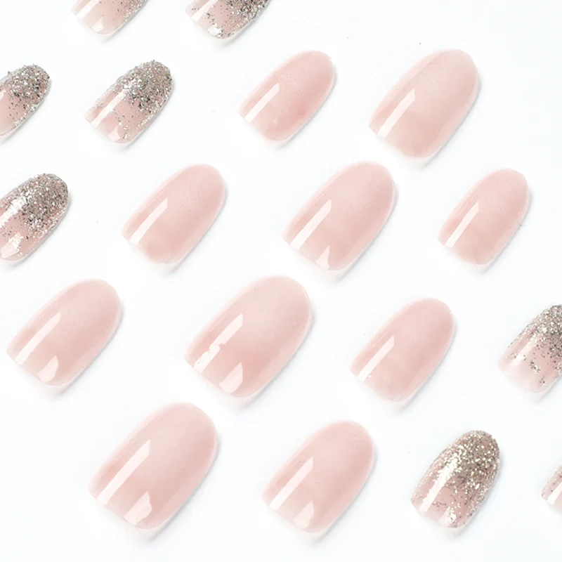 Kunstvolle Nagelkunst mit Strassverzierungen und elegantem Farbverlauf Karnz