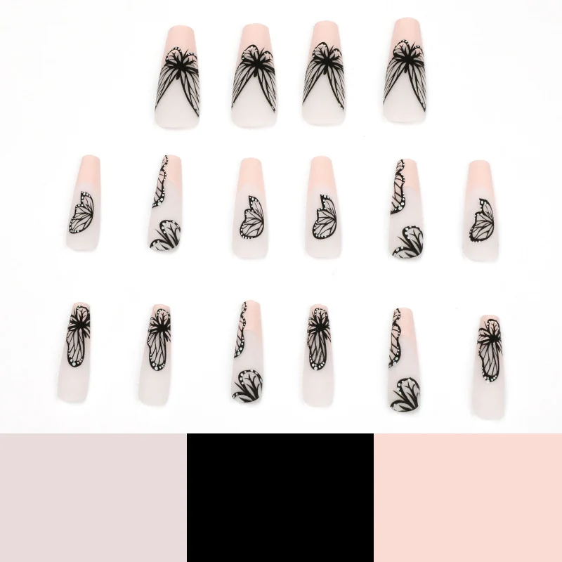 Kunstvolle Nagelkunst mit Schmetterlingsmotiv Karnz