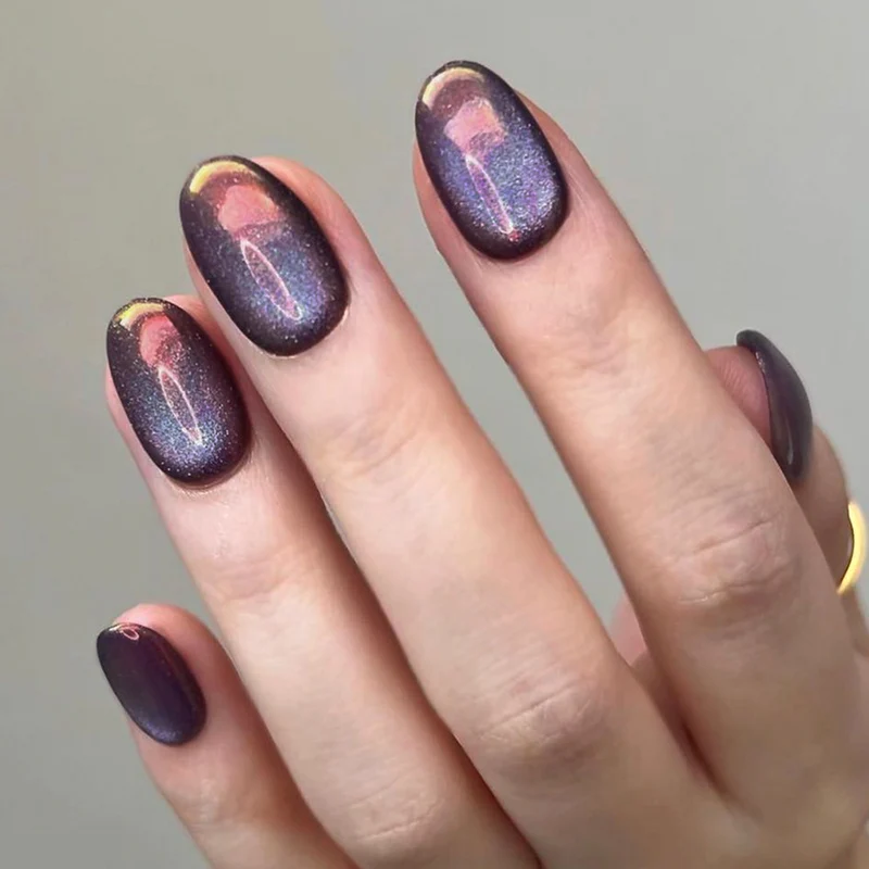 Kunstvolle Nagelkunst mit schimmerndem Finish Karnz