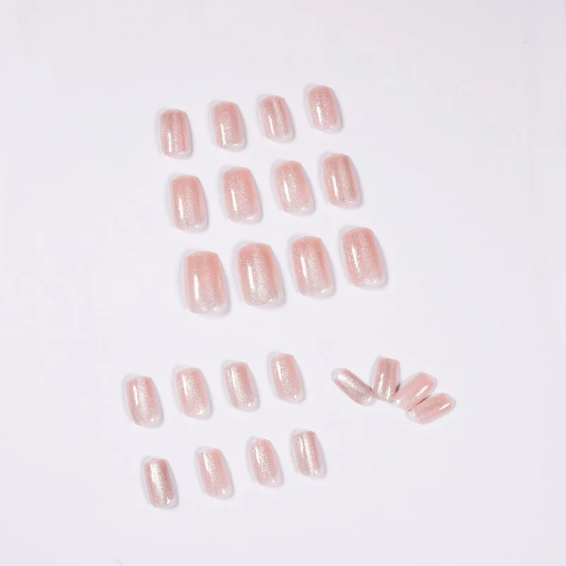 Kunstvolle Nagelkunst mit sanftem Glitzer-Effekt und elegantem Finish Karnz
