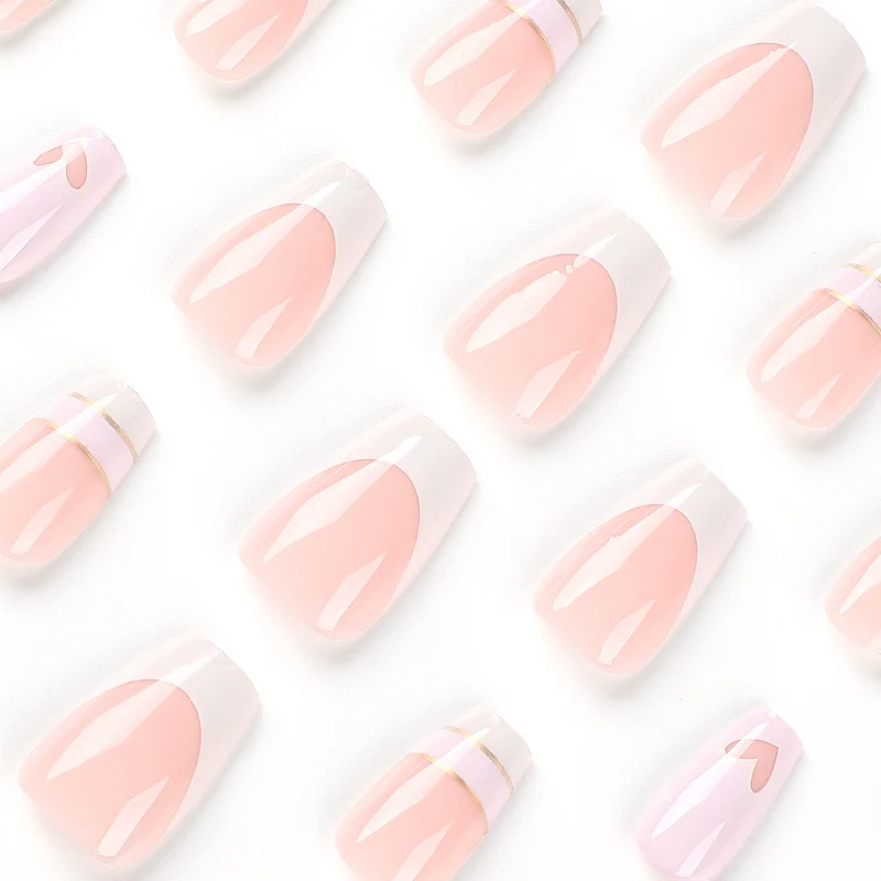 Kunstvolle Nagelkunst mit romantischem Design Karnz