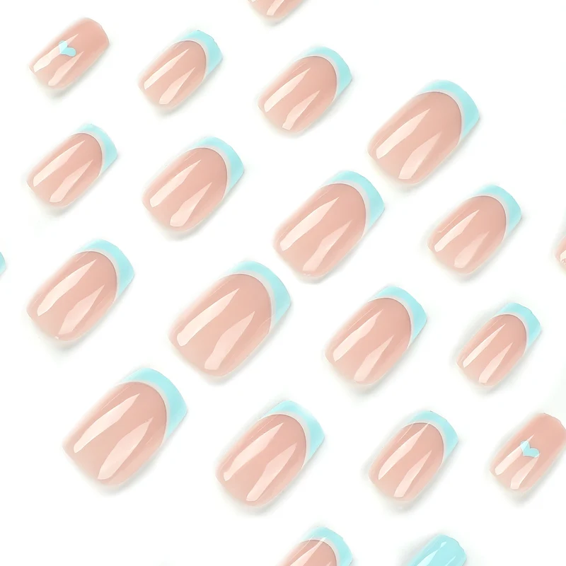 Kunstvolle Nagelkunst mit pastellblauen Akzenten Karnz