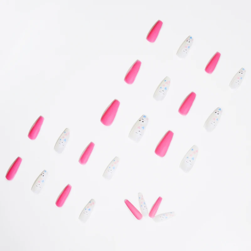 Kunstvolle Nagelkunst mit niedlichen Wolken- und Herzmotiven Karnz
