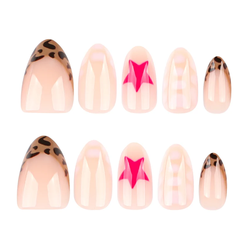 Kunstvolle Nagelkunst mit niedlichen Motiven und Glitzerakzenten Karnz