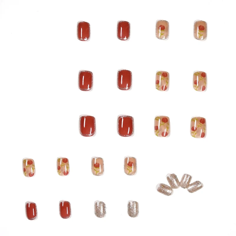 Kunstvolle Nagelkunst mit natürlichem Farbverlauf und Blütenakzenten Karnz