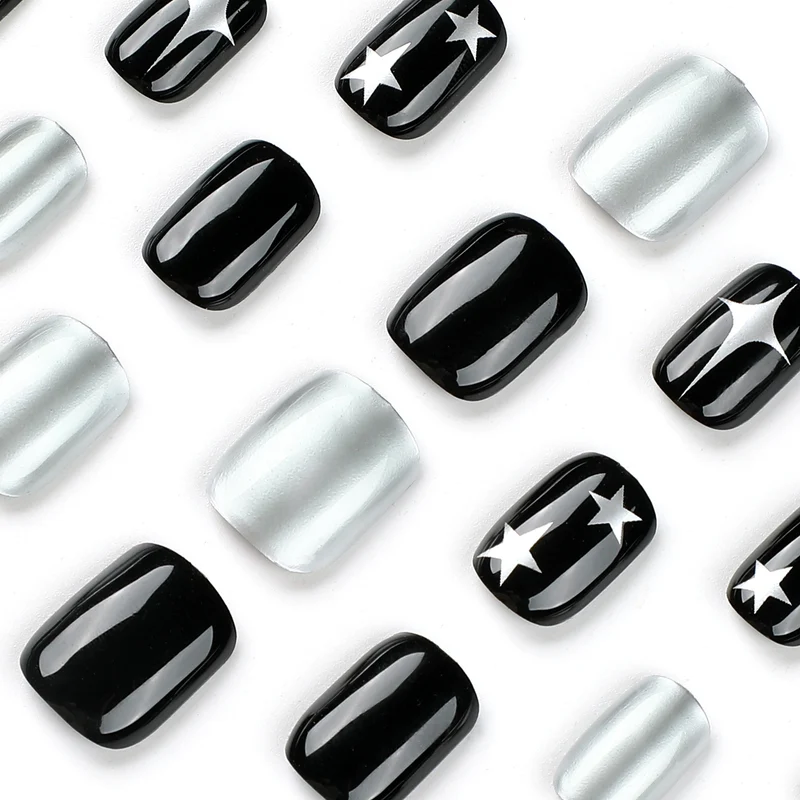 Kunstvolle Nagelkunst mit Metallic- und Sternenmotiven Karnz