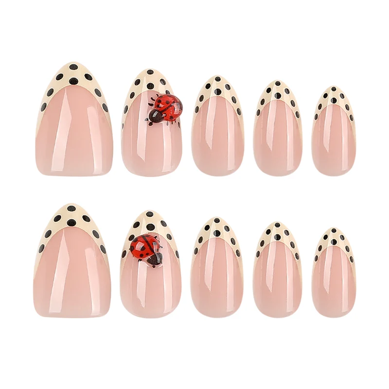 Kunstvolle Nagelkunst mit Marienkäfer-Motiv und Polka-Dots Karnz