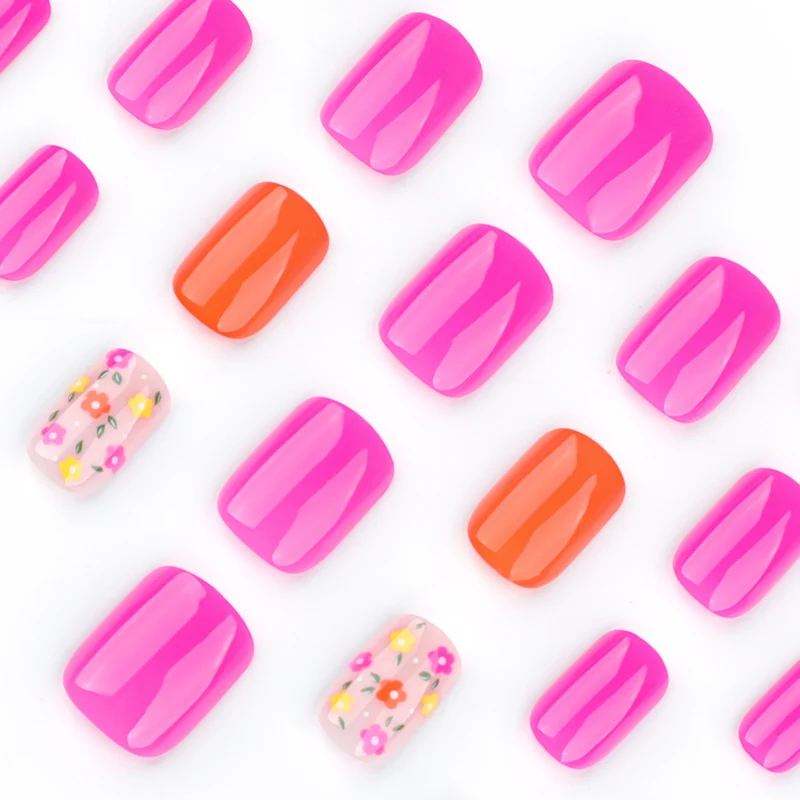 Kunstvolle Nagelkunst mit lebendigen Blumenakzenten Karnz