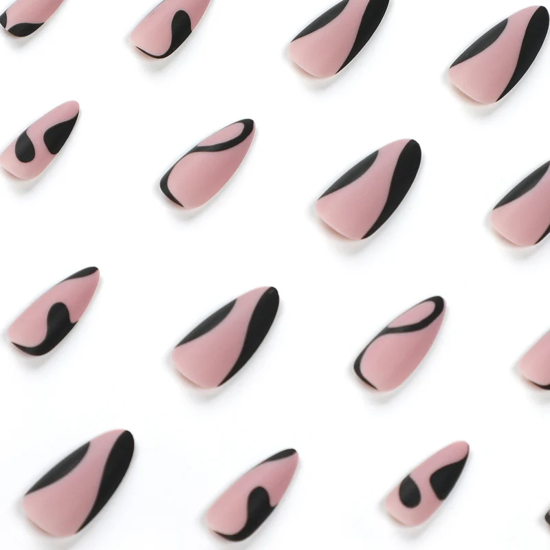 Kunstvolle Nagelkunst mit kreativem Schwarz-Weiß-Design Karnz