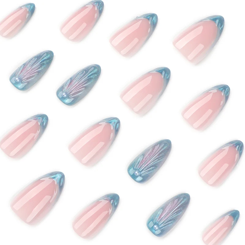Kunstvolle Nagelkunst mit holografischen Akzenten Karnz