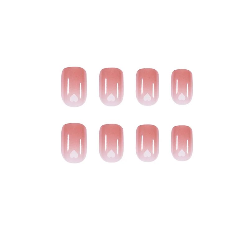 Kunstvolle Nagelkunst mit herzförmigen Akzenten und sanftem Ombre-Effekt Karnz